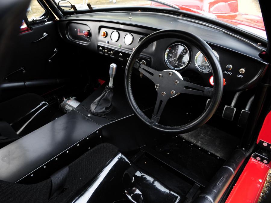 Интерьер Ginetta G10 1965 года  (фото 4 из 12)